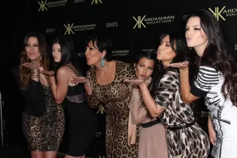Rosa Puder: Khloe, Kylie, Kris, Kourtney, Kim, Kendall – sie alle gehören zur Familie Kardashian und sie alle sind sehr aktiv un Rosa Puder: Khloe, Kylie, Kris, Kourtney, Kim, Kendall – sie alle gehören zur Familie Kardashian und sie alle sind sehr aktiv un