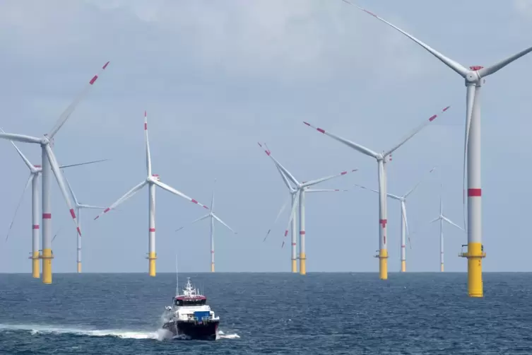 ... oder aus Windkraftanlagen auf dem Meer. 