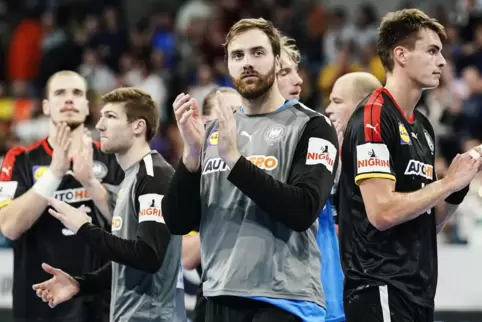 Die deutschen Spieler applaudieren dem Publikum nach der Niederlage in Mannheim. 