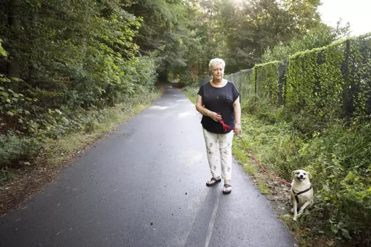 Christine Schwarz sorgt sich um die Sicherheit ihres Hundes Billy beim Ausführen auf dem Wirtschaftsweg hinter ihrem Haus. 