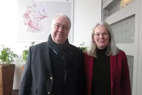 Firmenbesitzer: das Ehepaar Thomas und Christine Kübler. Im Hintergrund die Deutschlandkarte, jeder rote Punkt markiert einen Ku