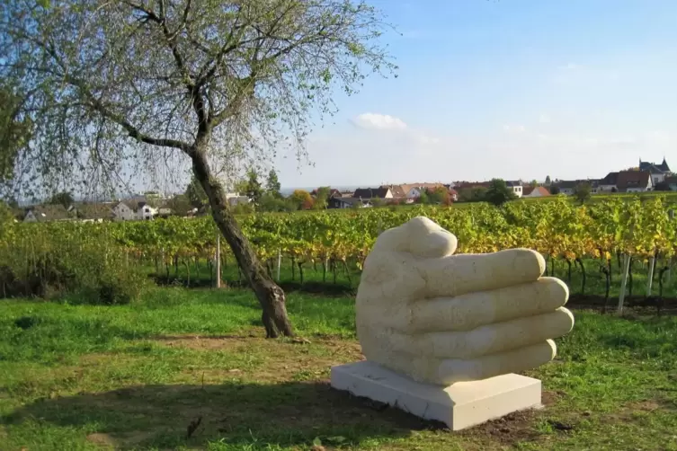 Die Hand von Bernhard Mathäss soll die fürsorgende Tatkraft des Menschen in der Reblandschaft symbolisieren. 