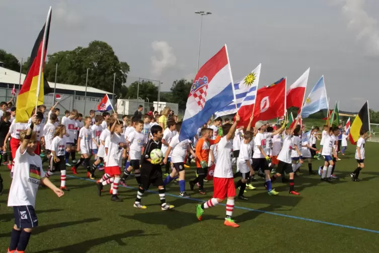 Immer schön: der Einlauf der Nationen mit Fahnen und bemalten T-Shirts, hier bei der Mini-WM 2018 im Westpfalzstzadion.