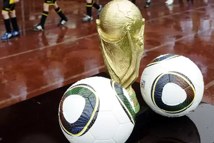 Um eine Nachbildung des WM-Pokals w&auml;re es auch dieses Jahr bei der Mini-WM gegangen.