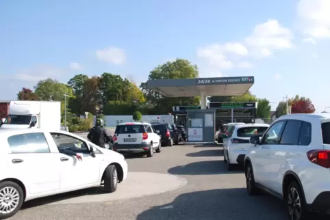 An der Tankstelle beim Match in Altenstadt ist die Hölle los. 