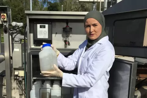 Hanane Nadi-Adraoui, Leitung Qualitätsüberwachung Wirtschaftsbetrieb Mainz, zeigt einen Behälter mit einer Abwasserprobe.
