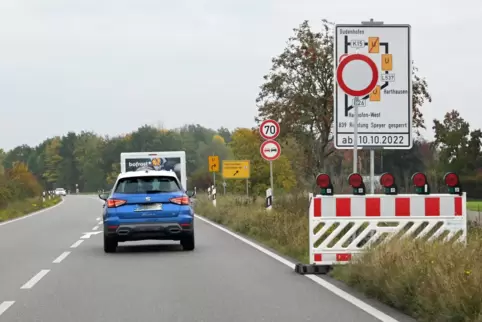 Hinweise auf der B39: die erneuerte Umleitungsbeschilderung kurz vor der Abfahrt Hanhofen-West.