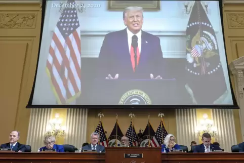  Im Repräsentantenhaus wird ein Video mit dem damaligen Präsidenten Trump gezeigt.
