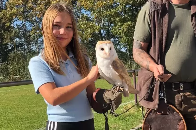 Klein und leicht: Schleiereule Olaf auf der Hand von Schülerin Alina Christ.