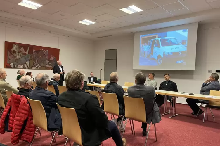 Erste Infos zum B&uuml;rgerbus gab es am Donnerstag in der Rockenhausener Donnersberghalle. 