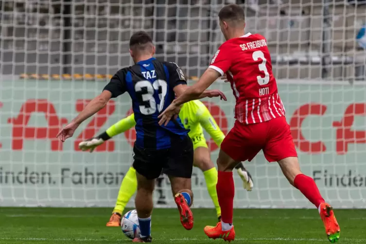 Vor dem Durcheinander: Berkan Taz vom SV Waldhof vergibt die erste Chance. Vor der Pause lief das Spiel in Richtung der Mannheim