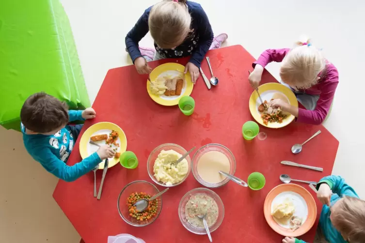 Auch beim Mittagessen ergeben sich Möglichkeiten, die Sprachbildung der Kleinen voranzubringen.