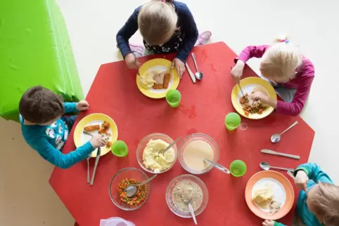 Auch beim Mittagessen ergeben sich Möglichkeiten, die Sprachbildung der Kleinen voranzubringen.