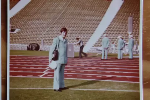 Der Olympiahelfer aus Battweiler schaut sich vor noch leeren Rängen im Münchner Olympiastadion um.