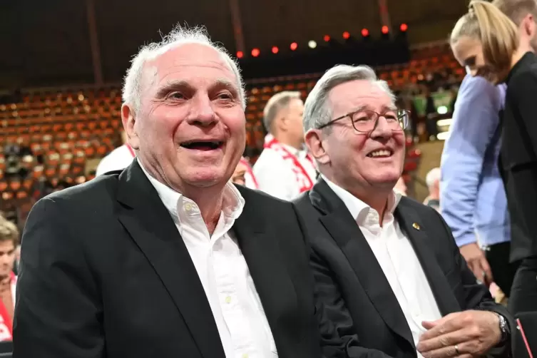 Teilte mal wieder aus: Bayern-Ehrenpräsident Uli Honeeß (links). 