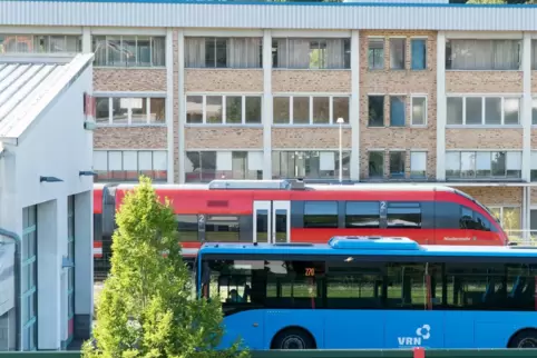 Grund für die Zugausfälle ist der Personalmangel bei der Bahn. Stattdessen sollen Busse eingesetzt werden.