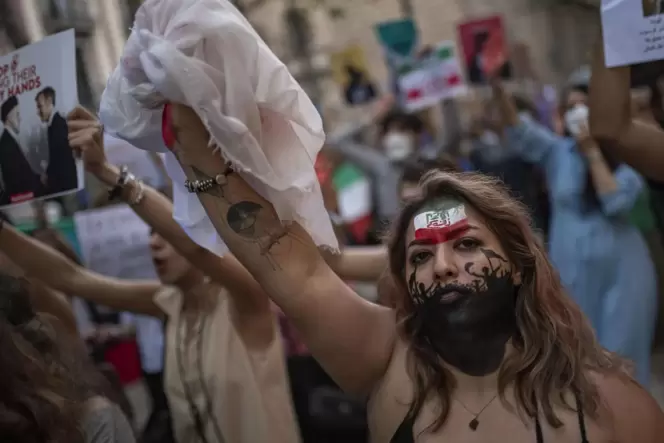In vielen Städten – hier eine Szene aus Barcelona – protestieren derzeit Frauen gegen die Zustände im Iran. In vielen Städten – hier eine Szene aus Barcelona – protestieren derzeit Frauen gegen die Zustände im Iran.