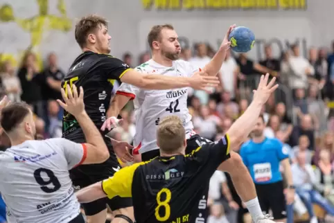  HSG-Spieler Marvin Gerdon (oben rechts) wird vom Mundenheimer Luka Wilbrandt (oben links) abgedrängt. 