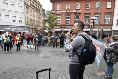 Der Demo-Anmelder Dave Koch griff am Samstag auch selbst zum Mikro.