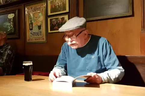Jörn Wilhelm kürzlich bei einer ersten Lesung aus seinem Buch im Kirchheimbolander Irish Pub Connemara. 