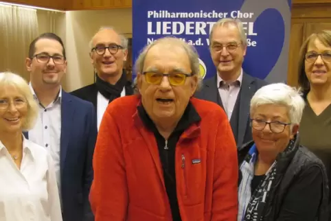 Der Liedertafel-Vorstand mit Karl Gauggel (Mitte) und Dirigent Jürgen Weisser (Dritter von links). 