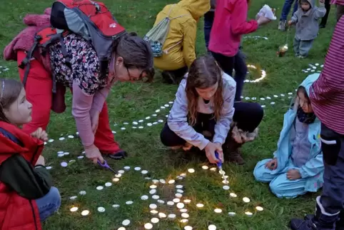 Die zum Teil jungen Teilnehmer geben sich große Mühe mit ihren ansehnlichen Teelicht-Motiven. 
