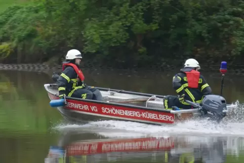 Mit Volldampf übers Wasser: Einsatzkräfte der Feuerwehr Schönenberg-Kübelberg.