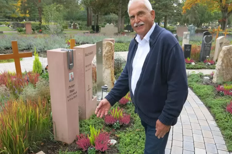 Ein solcher Memoriam-Garten, den Friedhofsgärtnermeister Claus Litz zeigte, ist als Grabstätte sehr beliebt, darum soll ein drit
