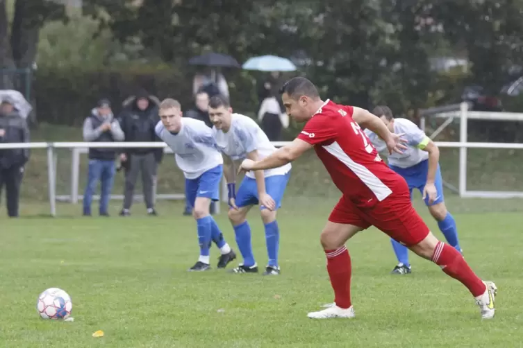  Trifft im dritten Elfmeterversuch zum 1:0: Roland Wagner vom FC Queidersbach. 