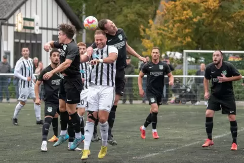 Der Kandeler Maximilian Krämer (weiß) im Kopfball-Dreikampf mit Joshua Klüber und Lucas Moser. 