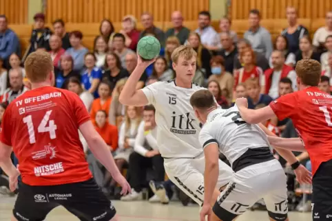 Vor der Halbzeit übte Joshua Albert (am Ball) viel Druck auf die Offenbacher Abwehr aus. Links Lukas Klein, rechts Niklas Klein,
