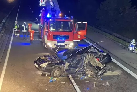 Aus diesem Citroën musste ein 22-Jähriger schwer verletzt befreit werden.