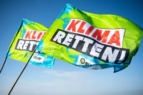 Weltweit fordern Menschen effizienten Klimaschutz. 