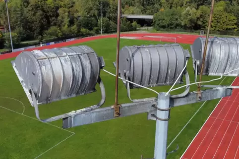 Seit einem Jahr wartet die Gemeinde Offenbach auf Fördermittel für Umrüstung der Flutlichtanlagen am Stadion auf LED.