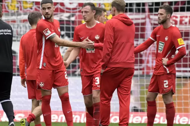 Bedient: die Profis des 1. FC Kaiserslautern nach dem 0:3 gegen Regensburg, darunter Philipp Klement, Lex Tyger Lobinger, Robin