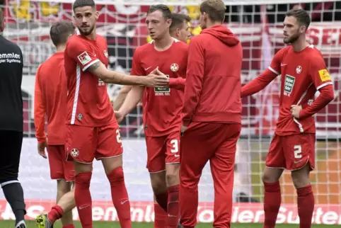 Bedient: die Profis des 1. FC Kaiserslautern nach dem 0:3 gegen Regensburg, darunter Philipp Klement, Lex Tyger Lobinger, Robin 