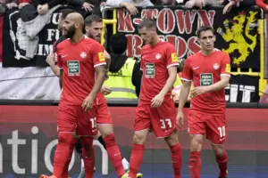 Bedient: Terrence Boyd, Boris Tomiak, Erik Durm und Philipp Klement (von links) nach der Niederlage gegen Regensburg.