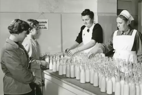 Milchausgabe bei der BASF 1953. 