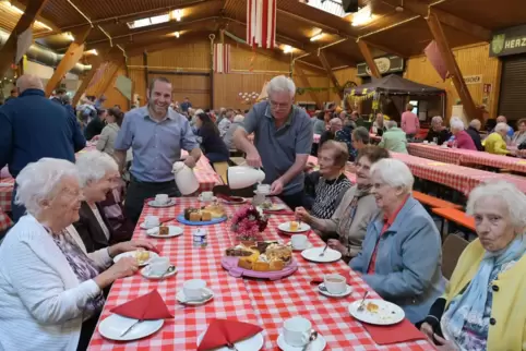 Sich mal bedienen lassen: Die ältesten Einwohnerinnen genießen beim Seniorennachmittag Kaffee und Kuchen und die Aufmerksamkeit 