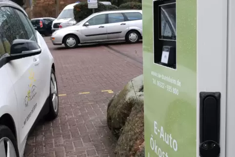 Der Betrieb von Ladesäulen durch kleine und mittlere Stadtwerke wird ab 2024 deutlich erschwert. 