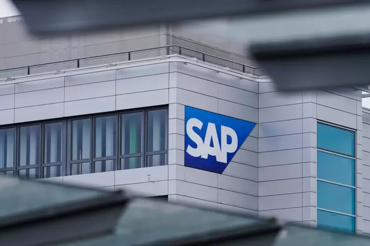 Baden-Württemberg, Walldorf: Ein Logo des Softwarekonzerns SAP ist am Hauptgebäude angebracht. 