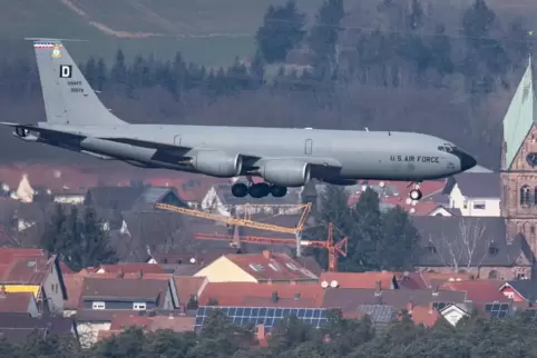Eine Boeing KC-135 Stratotanker landet auf der Airbase in Ramstein.