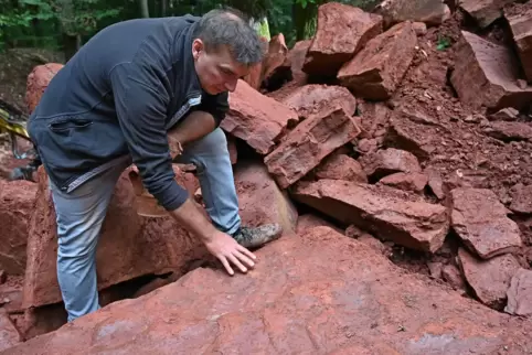 Der Paläontologe Sebastian Voigt untersucht Sandsteinablagerungen bei Eschbach. Hier finden sich bisher einzigartige Fährten von
