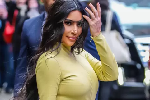 Kim Kardashian hat eine eigene Dessous-Kollektion. Trotzdem bekennt sie sich dazu, gerne mal keinen BH zu tragen. 