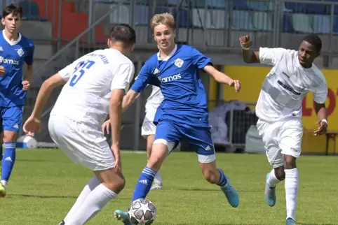 Tom Lautenschläger nimmt es bei seinem Dribbling mit den Gonsenheimern Adil Fellahi (links) und Nokouri Hangatta auf. 