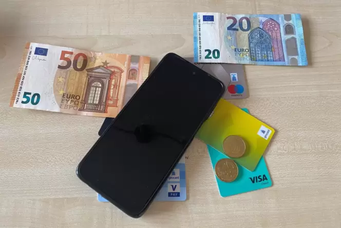 Bargeld abheben oder mit dem Handy bezahlen – auch dafür sind Bankkarten wichtig.