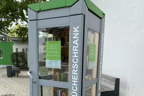 Der offene Bücherschrank auf dem Carrières-sur-Seine-Platz. 