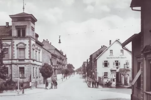 Die Lehner’sche Villa (links) an der Kreuzung Wormser Straße/Mörscher Straße hat den Zweiten Weltkrieg nicht überstanden.