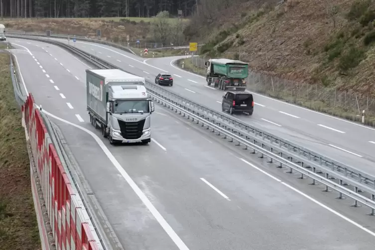 Dieser Abschnitt bei Hinterweidenthal ist jetzt vierspurig. 