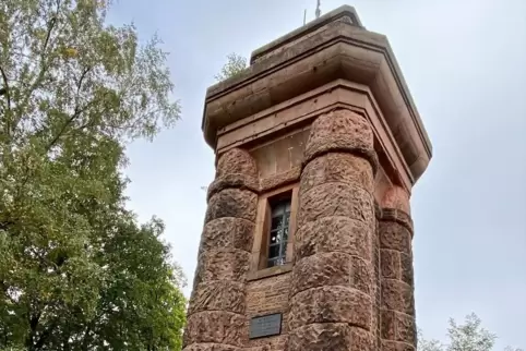 Thront trutzig auf 361 Meter Höhe: der Bismarckturm.
